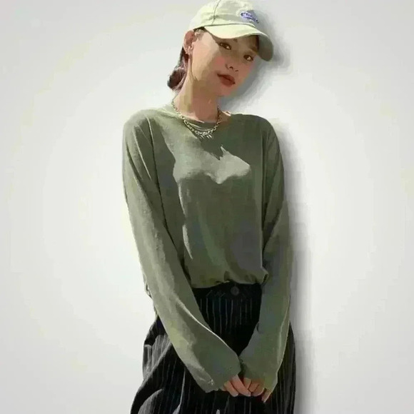 Solid Relaxed Round Neck Long Sleeve Tee - Picture 9 of 13